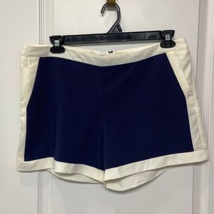 Dalia Women’s Midrise Shorts Size 14 winter white/Navy Blue back zipper/button